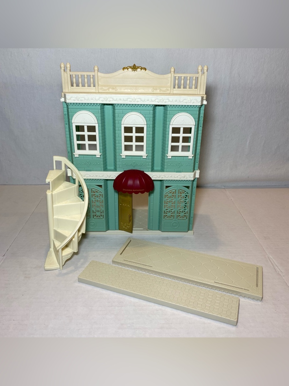 Calico Critters Sylvanian Families Town Series Delicious Restaurant Playset Acc